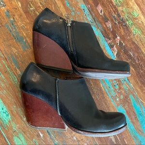 Kork-Ease size 7M black leather booties